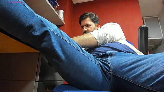 Snapshot of Maxi_TheBigDaddy chatting on March 4, 2025, 5:13 pm Maxi TheBigDaddy online show from March 4, 2025, 5:13 pm