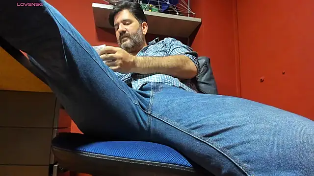 Snapshot of Maxi_TheBigDaddy chatting on March 10, 2025, 1:43 pm Maxi TheBigDaddy online show from March 10, 2025, 1:43 pm