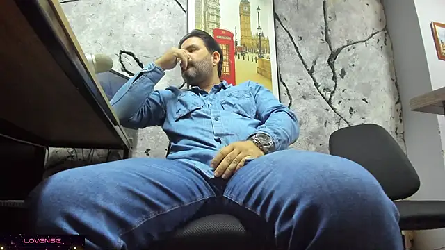 Snapshot of Maxi_TheBigDaddy chatting on December 16, 2025, 3:39 pm Maxi TheBigDaddy online show from December 16, 2025, 3:39 pm