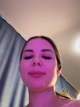 Snapshot of Alina_Vibe_Me chatting on February 25, 2025, 11:44 pm Alina Vibe Me online show from February 25, 2025, 11:44 pm