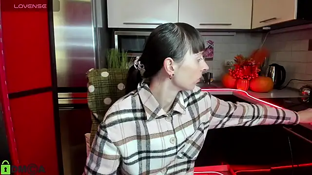 TayanaJons online show from October 3, 2025, 7:05 am