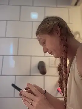 Snapshot of GoldenFlameGoddess chatting on February 21, 2025, 6:48 pm GoldenFlameGoddess online show from February 21, 2025, 6:48 pm