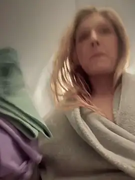 Snapshot of GoldenFlameGoddess chatting on February 25, 2025, 2:58 am GoldenFlameGoddess online show from February 25, 2025, 2:58 am