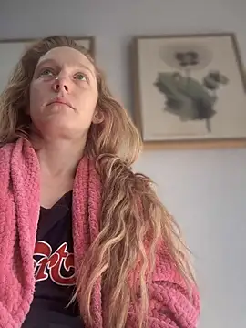 Snapshot of GoldenFlameGoddess chatting on February 26, 2025, 5:28 pm GoldenFlameGoddess online show from February 26, 2025, 5:28 pm