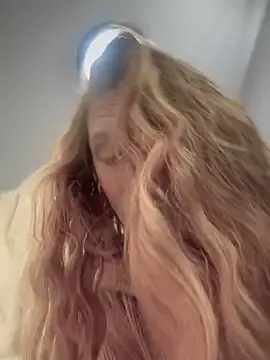 Snapshot of GoldenFlameGoddess chatting on February 28, 2025, 7:56 pm GoldenFlameGoddess online show from February 28, 2025, 7:56 pm