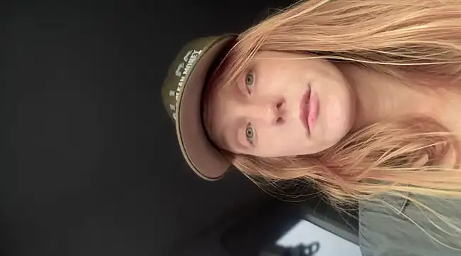 Snapshot of GoldenFlameGoddess chatting on March 20, 2025, 12:19 am GoldenFlameGoddess online show from March 20, 2025, 12:19 am