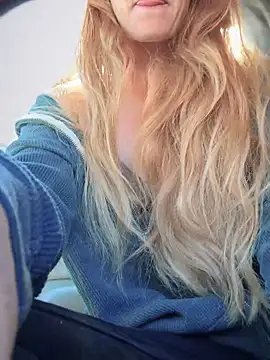 Snapshot of GoldenFlameGoddess chatting on September 23, 2025, 6:44 pm GoldenFlameGoddess online show from September 23, 2025, 6:44 pm