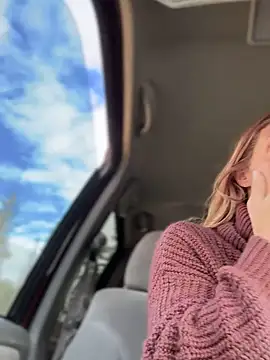 Snapshot of GoldenFlameGoddess chatting on October 3, 2025, 5:32 pm GoldenFlameGoddess online show from October 3, 2025, 5:32 pm