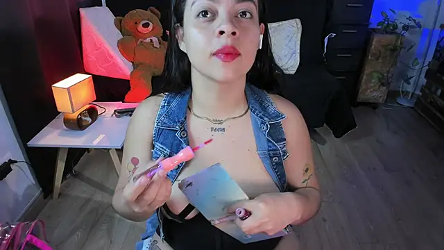 Snapshot of Cuttiealice chatting on March 11, 2025, 5:35 pm Cuttiealice online show from March 11, 2025, 5:35 pm