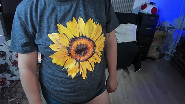 Snapshot of Cuttiealice chatting on March 12, 2025, 10:50 pm Cuttiealice online show from March 12, 2025, 10:50 pm