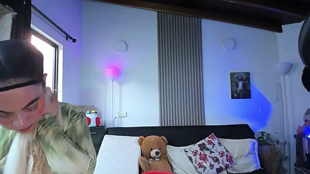 Snapshot of Cuttiealice chatting on March 22, 2025, 10:26 pm Cuttiealice online show from March 22, 2025, 10:26 pm