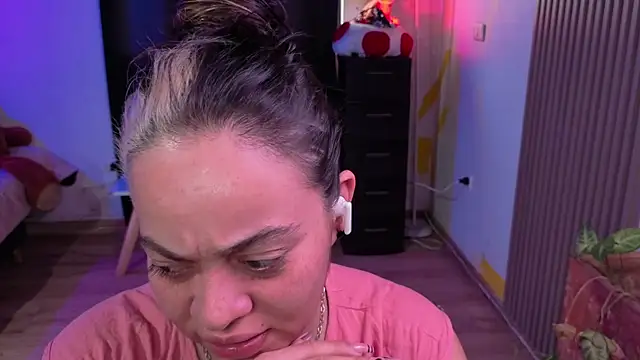 Snapshot of Cuttiealice chatting on November 13, 2025, 3:55 pm Cuttiealice online show from November 13, 2025, 3:55 pm