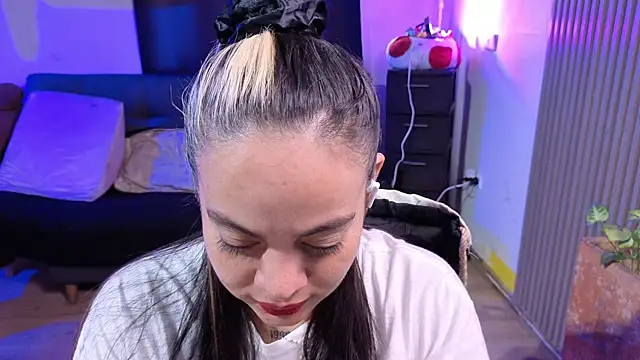 Snapshot of Cuttiealice chatting on December 16, 2025, 1:05 pm Cuttiealice online show from December 16, 2025, 1:05 pm