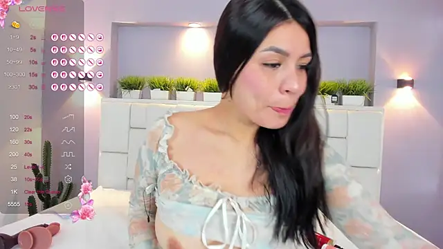 Snapshot of ValeriaGarcia chatting on November 14, 2025, 1:21 pm ValeriaGarcia online show from November 14, 2025, 1:21 pm