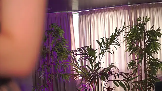 Snapshot of HotSkinnyX chatting on November 9, 2025, 9:40 am HotSkinnyX online show from November 9, 2025, 9:40 am