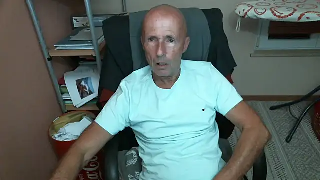 Snapshot of olibrius71 chatting on October 11, 2025, 7:45 pm olibrius71 online show from October 11, 2025, 7:45 pm