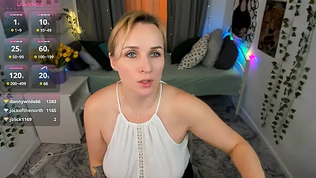 Snapshot of Karinella_x chatting on March 10, 2025, 3:56 am Karinella x online show from March 10, 2025, 3:56 am