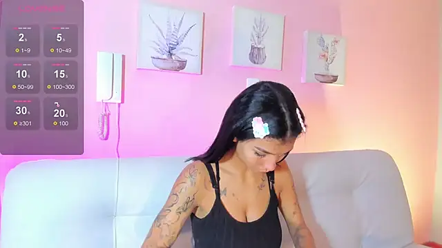 Snapshot of LauraAristizabal chatting on November 11, 2025, 1:00 pm LauraAristizabal online show from November 11, 2025, 1:00 pm