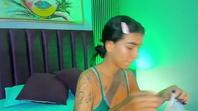 Snapshot of LauraAristizabal chatting on November 21, 2025, 12:37 pm LauraAristizabal online show from November 21, 2025, 12:37 pm