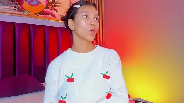 Snapshot of LauraAristizabal chatting on November 25, 2025, 12:49 pm LauraAristizabal online show from November 25, 2025, 12:49 pm