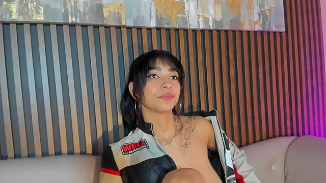 Snapshot of LauraAristizabal chatting on December 13, 2025, 7:53 pm LauraAristizabal online show from December 13, 2025, 7:53 pm