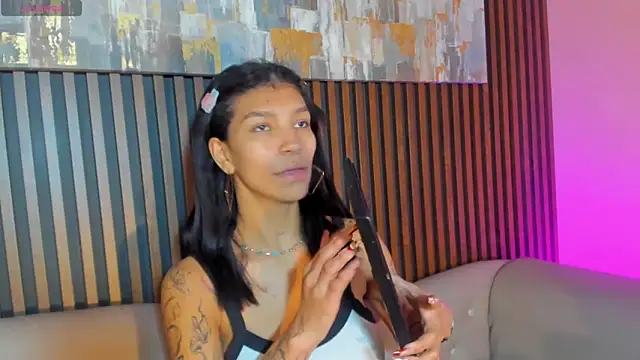 Snapshot of LauraAristizabal chatting on December 14, 2025, 12:54 pm LauraAristizabal online show from December 14, 2025, 12:54 pm