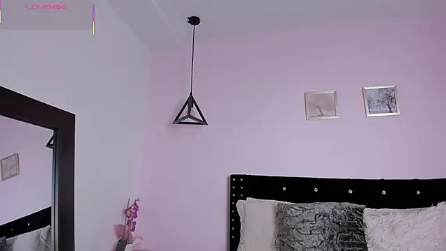 Snapshot of CeliWoods chatting on November 19, 2025, 11:21 am CeliWoods online show from November 19, 2025, 11:21 am