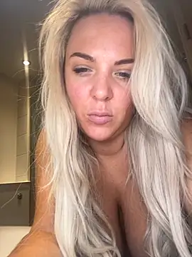 Bustyblondebabe32 online show from October 4, 2025, 9:29 am