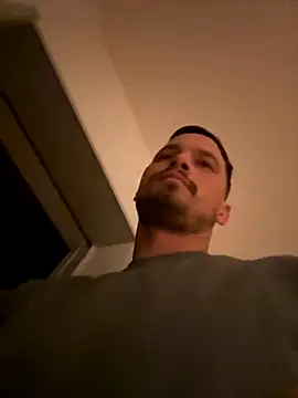 Jonkitzler1 online show from December 4, 2025, 4:27 pm