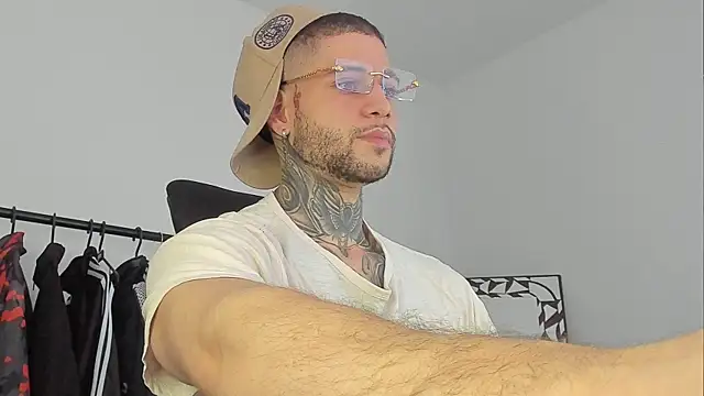  jamesleandros1 online show from November 9, 2025, 4:16 pm