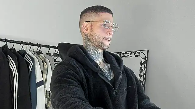  jamesleandros1 online show from November 25, 2025, 3:28 am