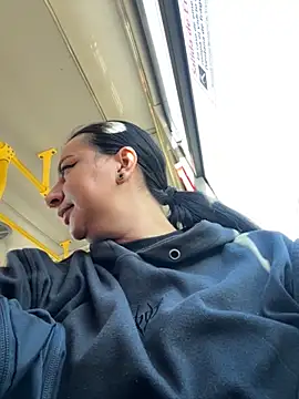 Abril Luv online show from November 13, 2025, 12:15 pm