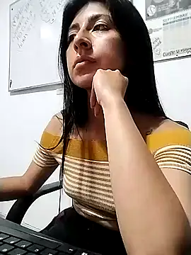 Snapshot of EmmaWilliamss chatting on December 3, 2024, 12:35 am EmmaWilliamss online show from December 3, 2024, 12:35 am