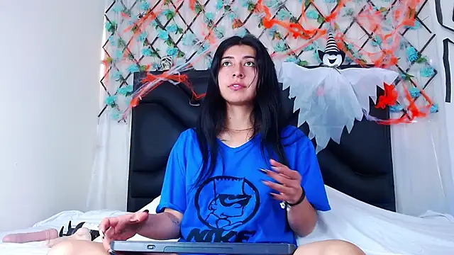 Snapshot of EmmaWilliamss chatting on October 14, 2025, 3:35 pm EmmaWilliamss online show from October 14, 2025, 3:35 pm