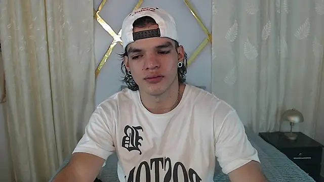 Snapshot of AlbertBernal69 chatting on February 12, 2025, 2:14 am AlbertBernal69 online show from February 12, 2025, 2:14 am