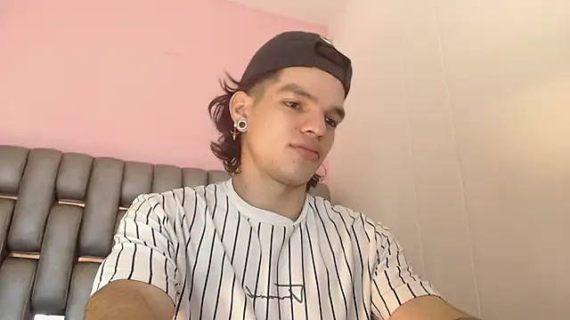 Snapshot of AlbertBernal69 chatting on March 6, 2025, 2:30 am AlbertBernal69 online show from March 6, 2025, 2:30 am