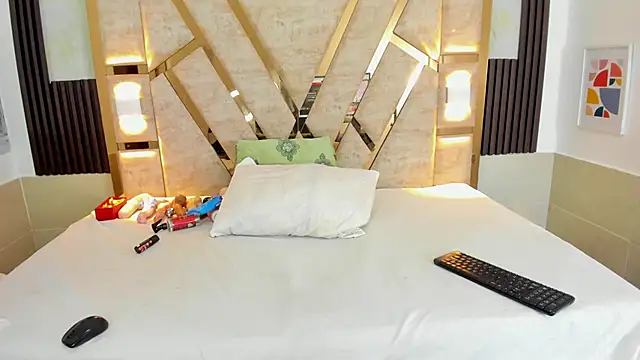 Athenea Mills online show from December 26, 2024, 6:43 pm