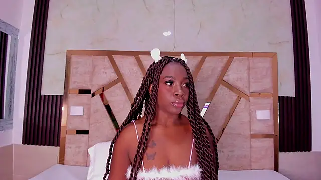 Athenea Mills online show from September 18, 2025, 6:54 pm