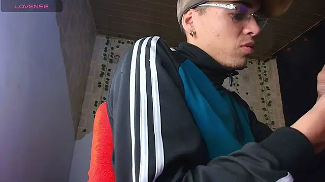 kisstarxxx online show from September 23, 2025, 2:58 am