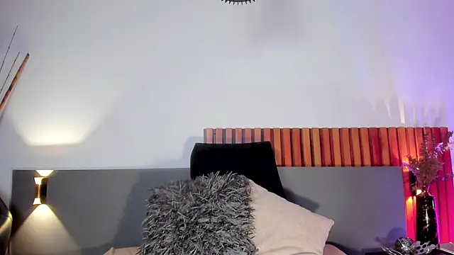 NoraDasilva online show from March 9, 2025, 12:00 am