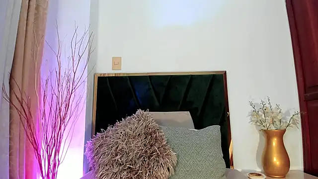 NoraDasilva online show from March 18, 2025, 7:53 pm