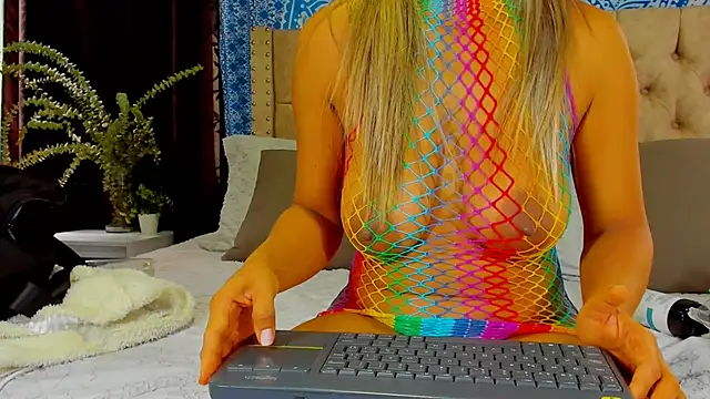 Snapshot of KeryHillson chatting on December 17, 2024, 12:22 pm KeryHillson online show from December 17, 2024, 12:22 pm