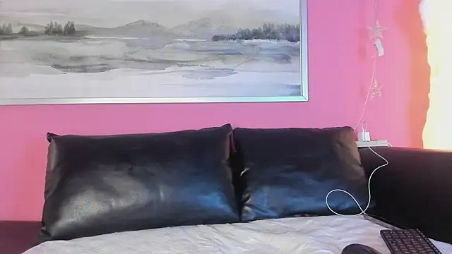 Tiffanysurez  online show from October 8, 2025, 8:17 pm