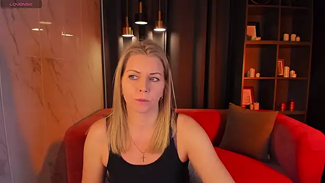 Snapshot of Annie_Light chatting on December 10, 2024, 5:39 am Annie Light online show from December 10, 2024, 5:39 am