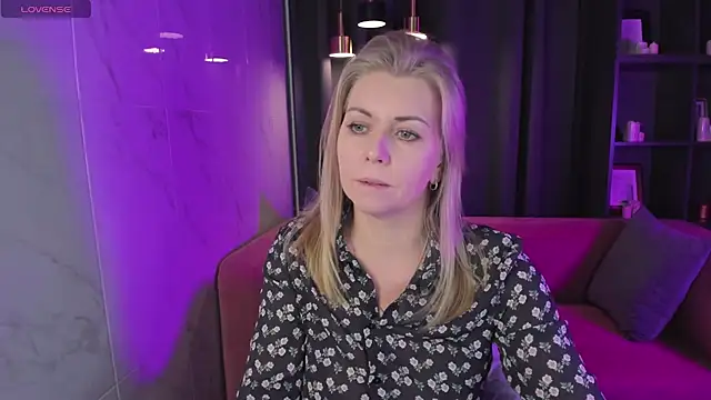 Snapshot of Annie_Light chatting on December 17, 2024, 5:40 am Annie Light online show from December 17, 2024, 5:40 am