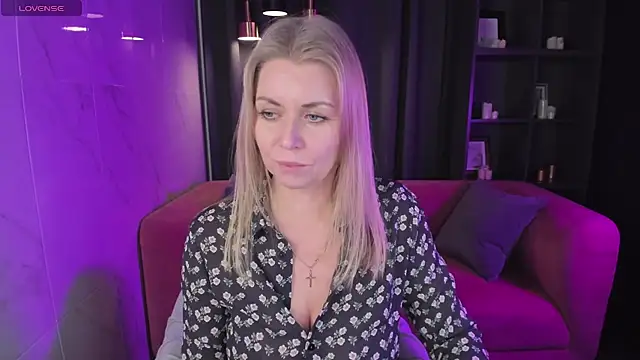 Snapshot of Annie_Light chatting on December 17, 2024, 12:00 pm Annie Light online show from December 17, 2024, 12:00 pm