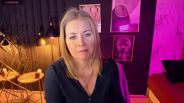 Snapshot of Annie_Light chatting on February 4, 2025, 5:42 am Annie Light online show from February 4, 2025, 5:42 am