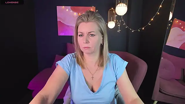 Snapshot of Annie_Light chatting on February 7, 2025, 5:52 am Annie Light online show from February 7, 2025, 5:52 am