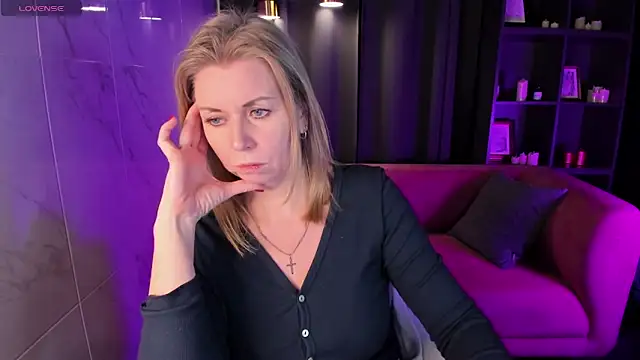 Snapshot of Annie_Light chatting on February 11, 2025, 11:54 am Annie Light online show from February 11, 2025, 11:54 am