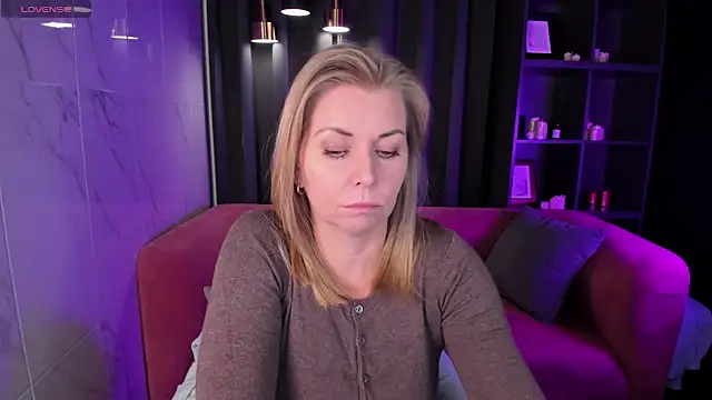 Snapshot of Annie_Light chatting on February 25, 2025, 8:58 am Annie Light online show from February 25, 2025, 8:58 am